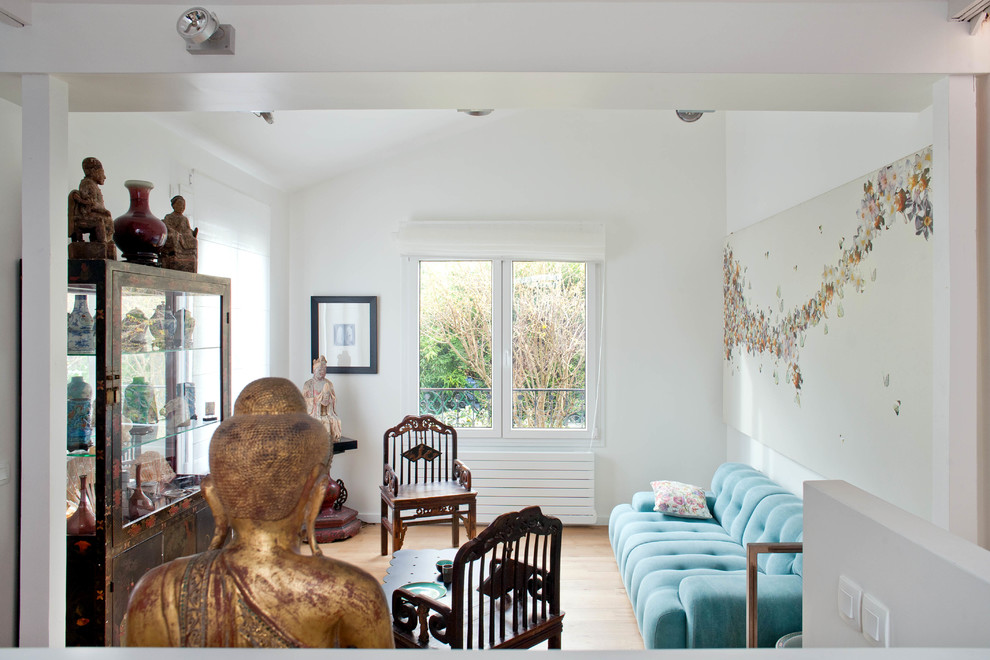 Foto de salón abierto y blanco y madera ecléctico con paredes blancas, suelo de madera en tonos medios, suelo marrón y vigas vistas