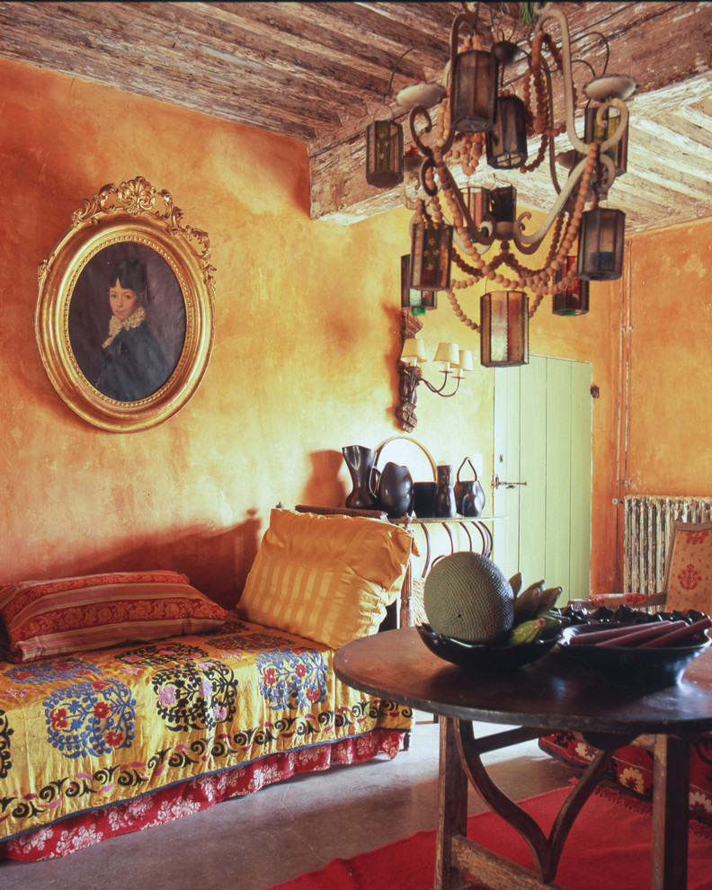 Exemple d'un salon éclectique de taille moyenne avec un mur jaune et sol en béton ciré.