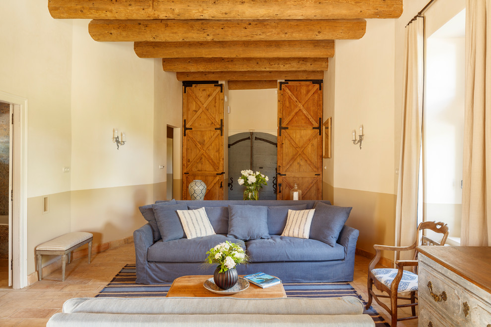 Immagine di un grande soggiorno mediterraneo chiuso con pareti beige, nessuna TV, pavimento beige, sala formale e nessun camino