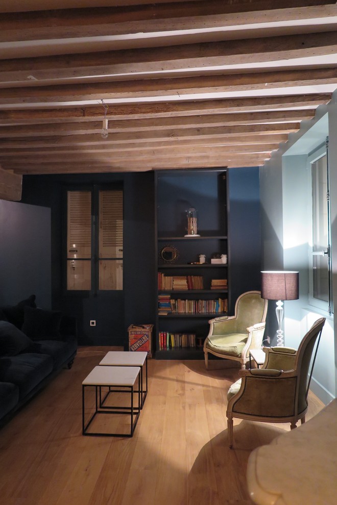 Idéer för ett lantligt separat vardagsrum, med ett bibliotek och blå väggar
