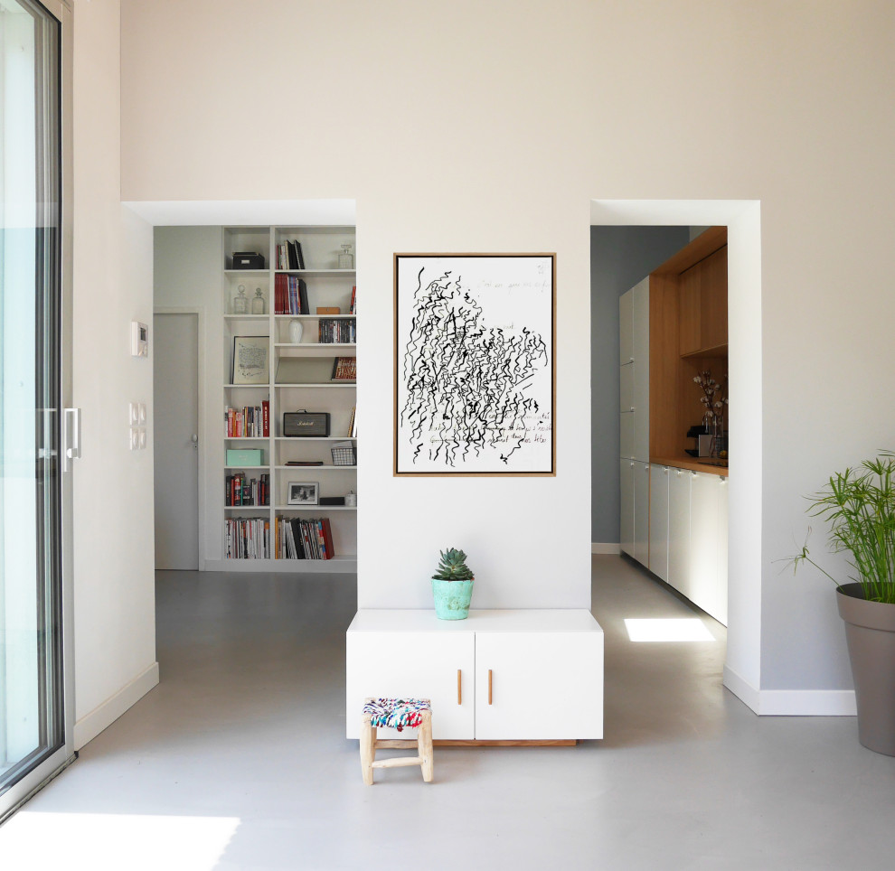 Идея дизайна: открытая гостиная комната среднего размера в современном стиле с белыми стенами, бетонным полом и серым полом без камина, телевизора
