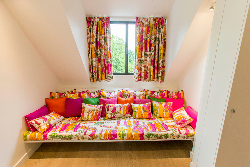 Mittelgroßes, Offenes Modernes Wohnzimmer ohne Kamin mit weißer Wandfarbe, braunem Boden und hellem Holzboden in Paris