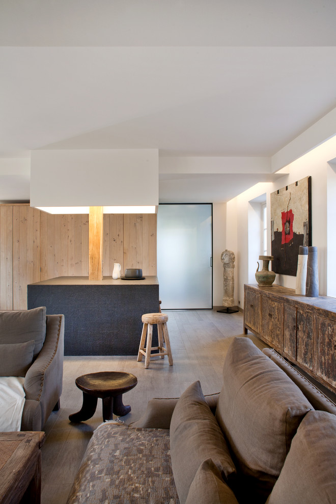 Aménagement d'un salon éclectique ouvert avec un mur blanc, sol en stratifié, une cheminée standard, un sol gris et un plafond décaissé.