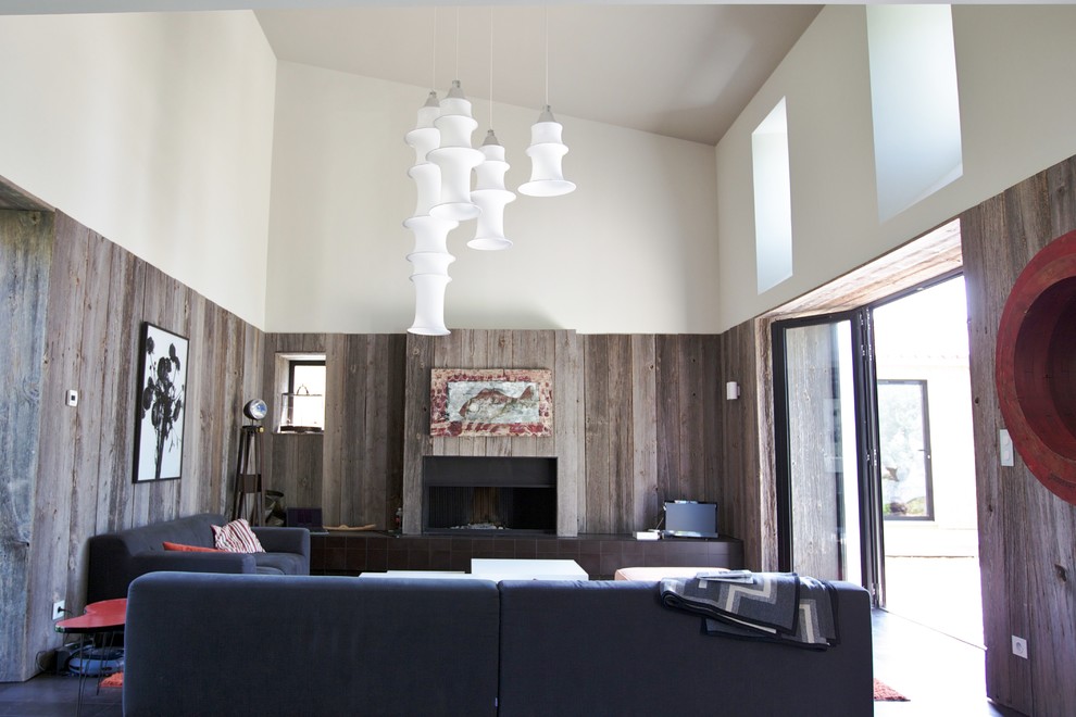 Exemple d'un grand salon tendance ouvert avec un mur gris, un sol en carrelage de céramique, une cheminée standard et un manteau de cheminée en bois.
