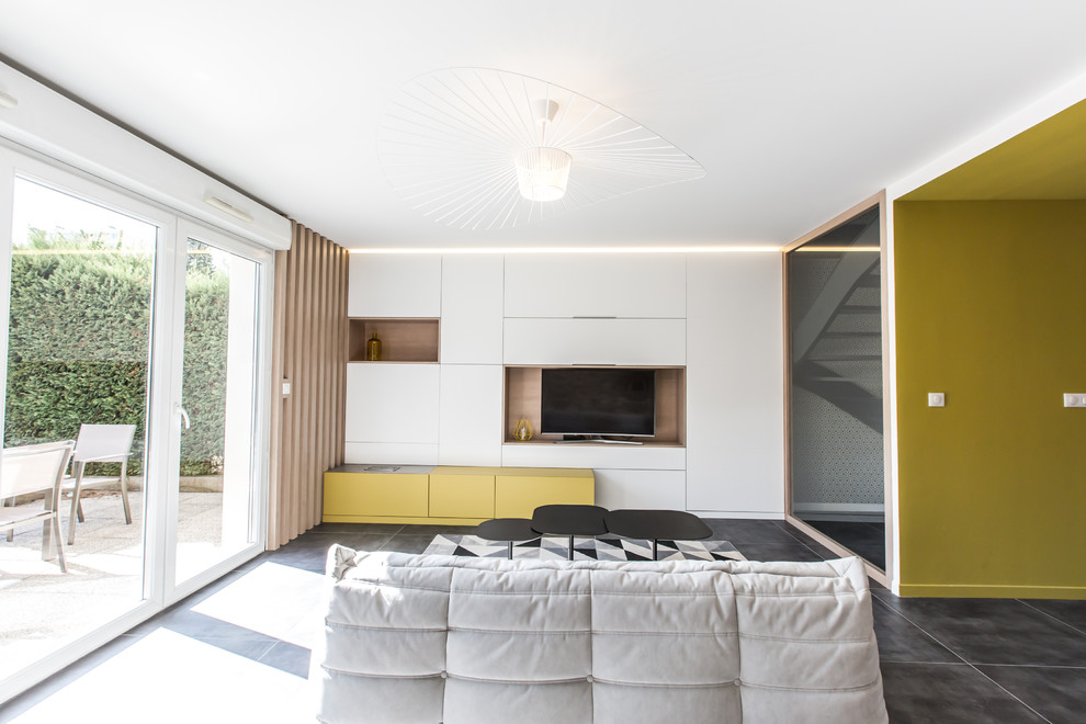 Свежая идея для дизайна: открытая гостиная комната среднего размера в современном стиле с домашним баром, полом из керамической плитки, серым полом, желтыми стенами и отдельно стоящим телевизором - отличное фото интерьера