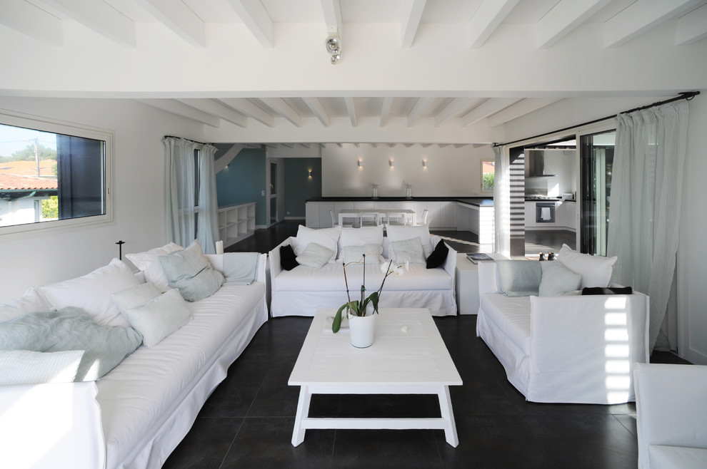 На фото: большая парадная, открытая гостиная комната в стиле модернизм с белыми стенами без камина, телевизора с
