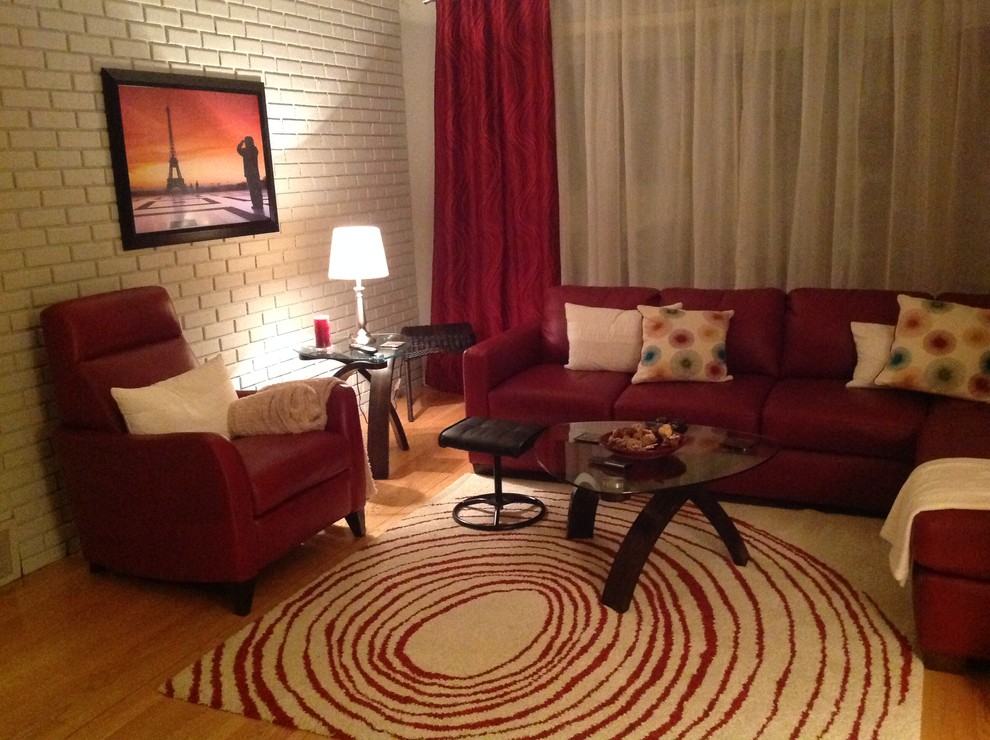 Cette image montre un salon minimaliste avec un mur blanc et un téléviseur encastré.