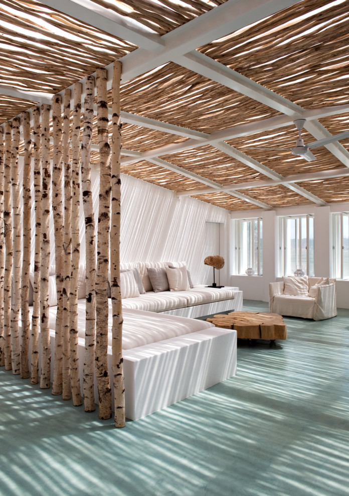Inspiration för mellanstora maritima vardagsrum, med målat trägolv och turkost golv