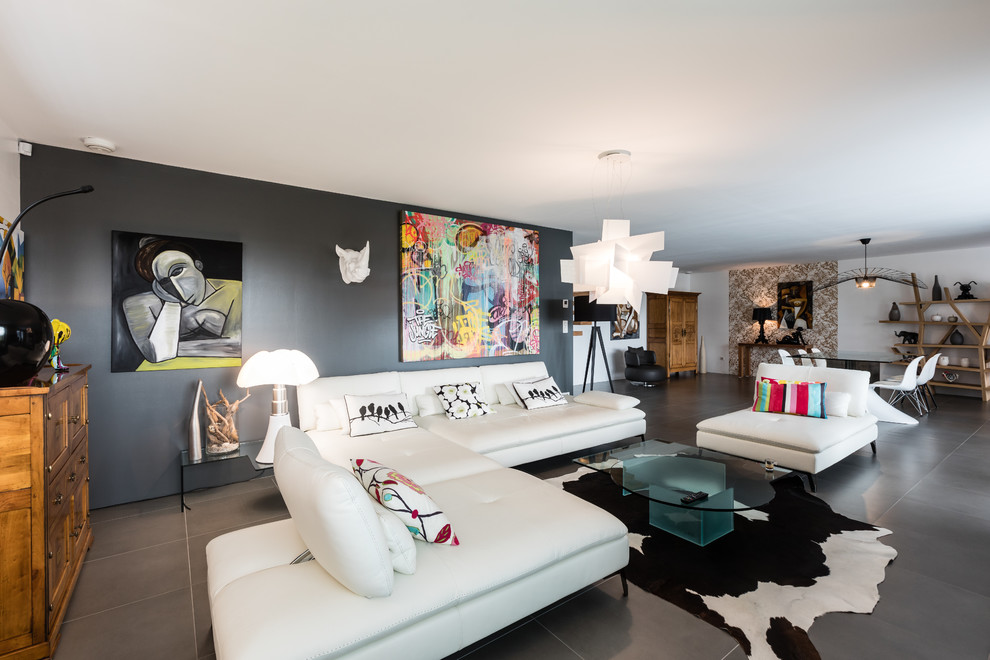 Cette image montre un salon minimaliste de taille moyenne et ouvert avec un mur gris, un sol en carrelage de céramique, un téléviseur indépendant et un sol gris.