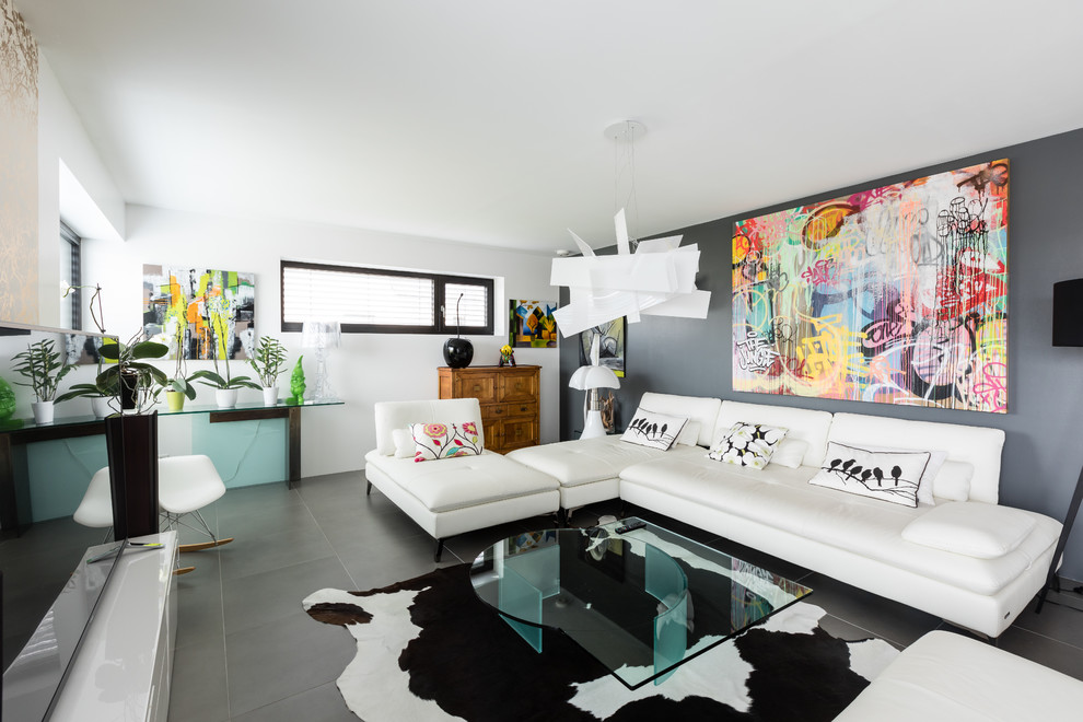 Idee per un soggiorno contemporaneo di medie dimensioni e aperto con pareti grigie, pavimento con piastrelle in ceramica, TV autoportante e pavimento grigio