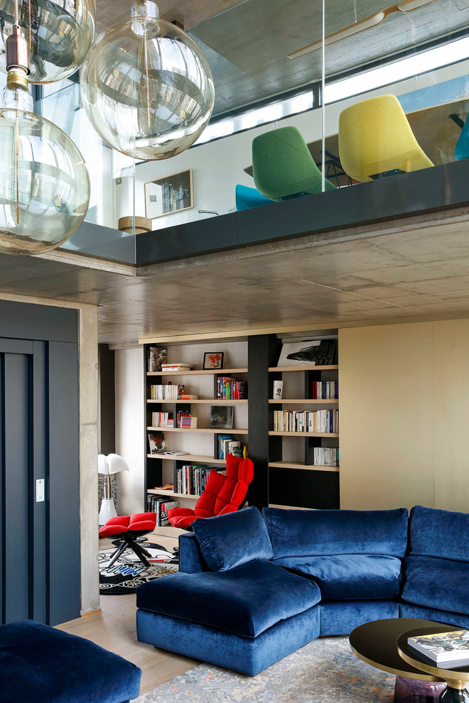 Aménagement d'un grand salon contemporain ouvert avec une bibliothèque ou un coin lecture, un mur beige, parquet clair et un sol beige.