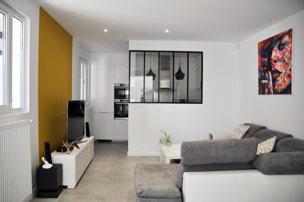 Idée de décoration pour un grand salon design ouvert avec un mur blanc, un sol en carrelage de céramique, un téléviseur indépendant et un sol gris.