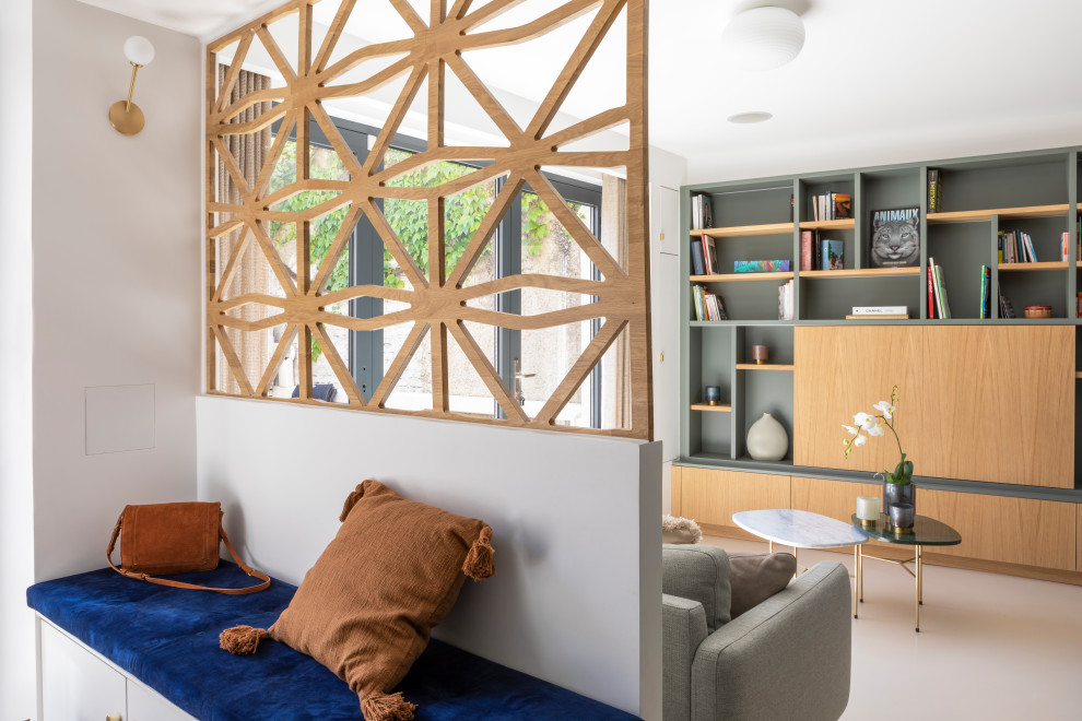 Immagine di un soggiorno minimal di medie dimensioni e aperto con pareti bianche, pavimento in cemento, TV nascosta e pavimento beige