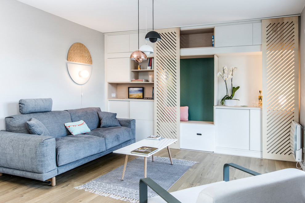 Modernes Wohnzimmer mit grauer Wandfarbe, hellem Holzboden und beigem Boden in Bordeaux