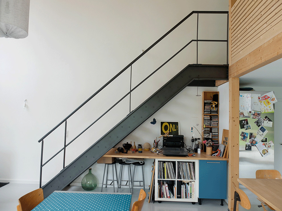 Mittelgroßes, Fernseherloses Modernes Wohnzimmer im Loft-Stil mit weißer Wandfarbe, Betonboden, Kaminofen und grauem Boden in Nantes