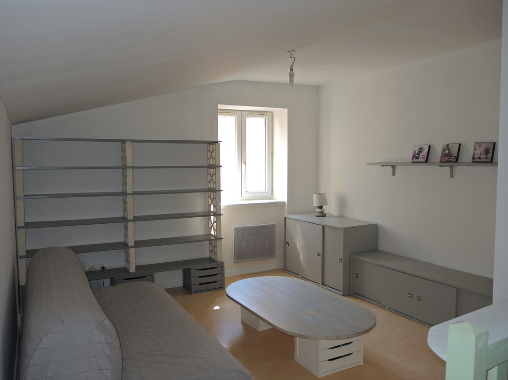 Immagine di un piccolo soggiorno design stile loft con pareti bianche