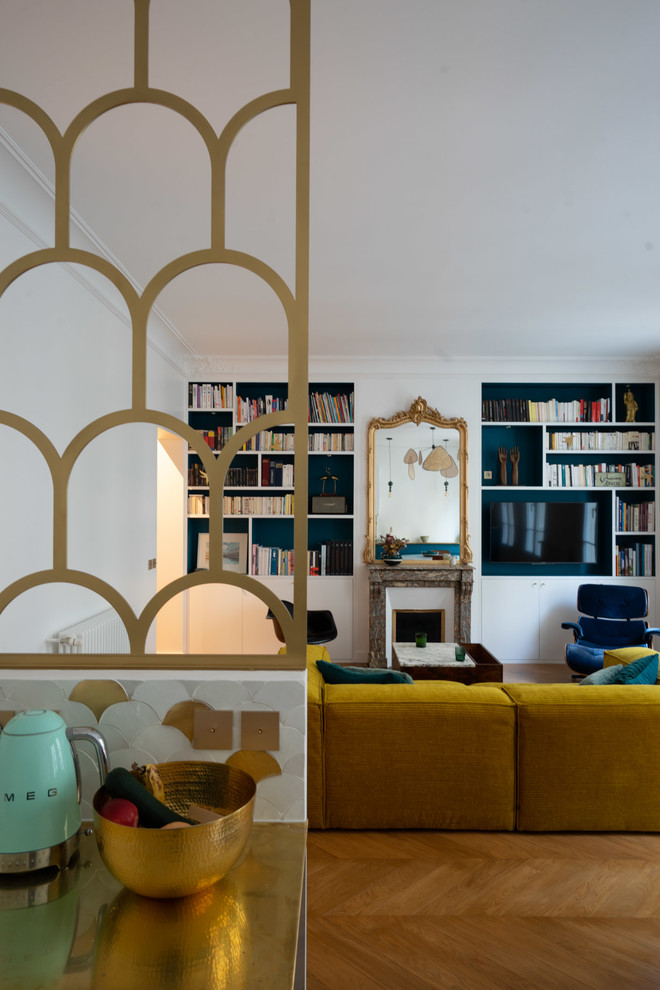 Offene, Mittelgroße Skandinavische Bibliothek mit weißer Wandfarbe, Kamin, TV-Wand, hellem Holzboden, Kaminumrandung aus Stein und braunem Boden in Paris