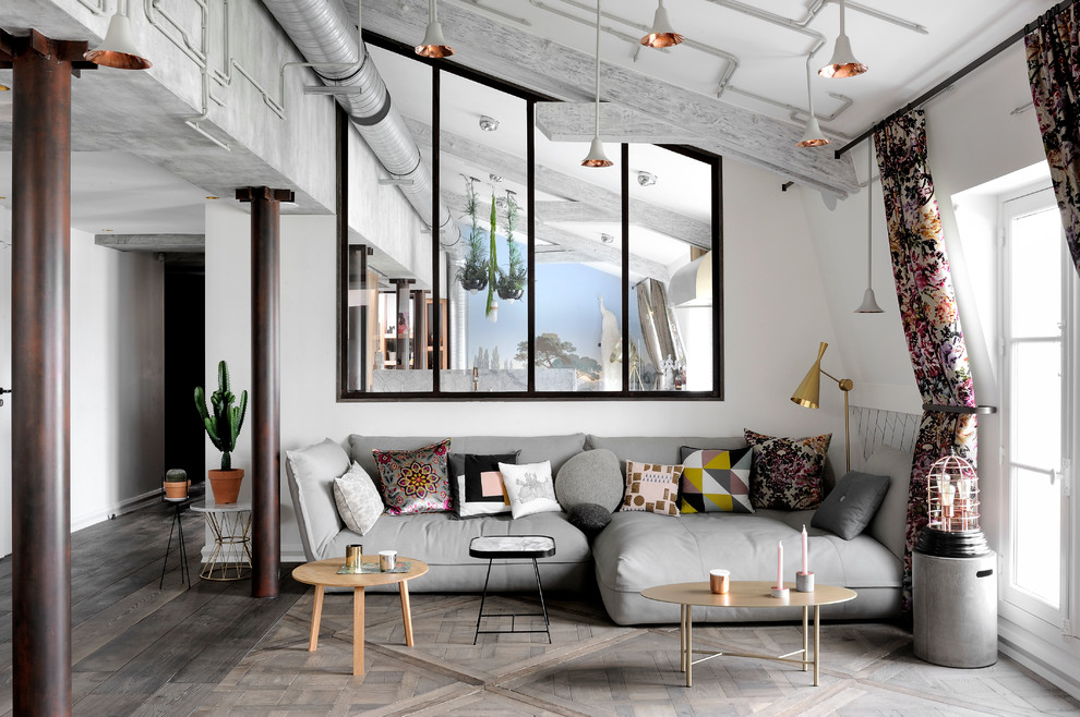 Eklektisches Wohnzimmer mit weißer Wandfarbe, hellem Holzboden und grauem Boden in Paris