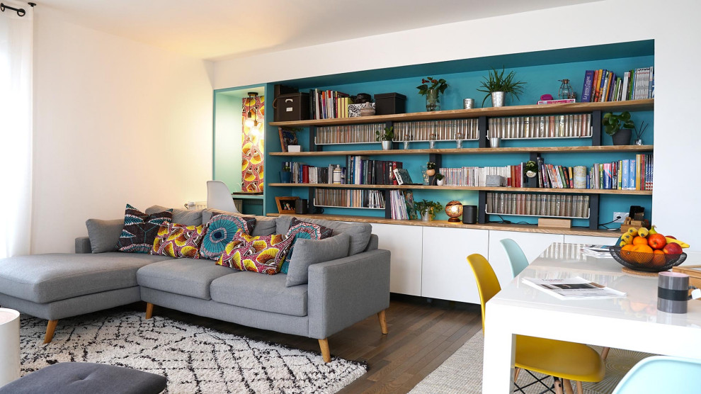 Ejemplo de biblioteca en casa cerrada nórdica de tamaño medio sin chimenea con paredes azules, suelo de madera oscura y televisor independiente