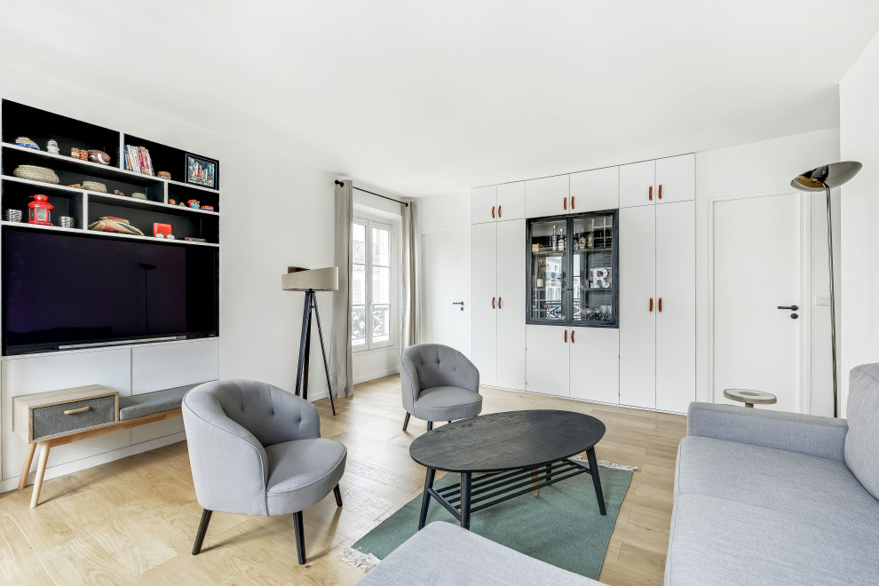 Mittelgroßes Industrial Wohnzimmer mit Hausbar, schwarzer Wandfarbe, hellem Holzboden, Multimediawand und braunem Boden in Paris