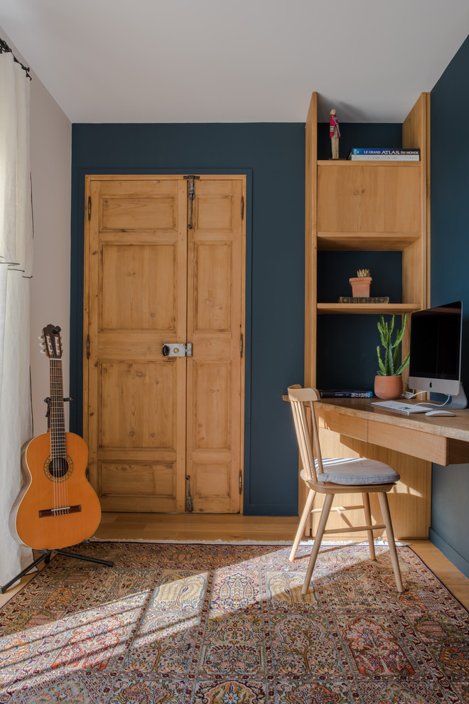 Mittelgroßes Klassisches Wohnzimmer mit blauer Wandfarbe, hellem Holzboden und beigem Boden in Marseille
