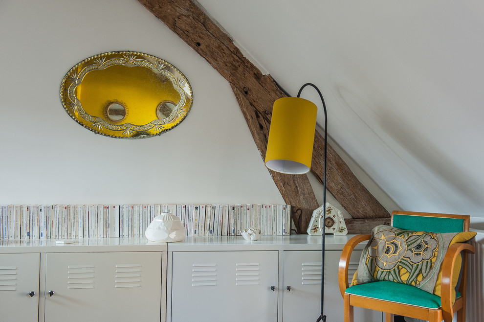 Diseño de biblioteca en casa mediterránea de tamaño medio sin chimenea y televisor con paredes blancas