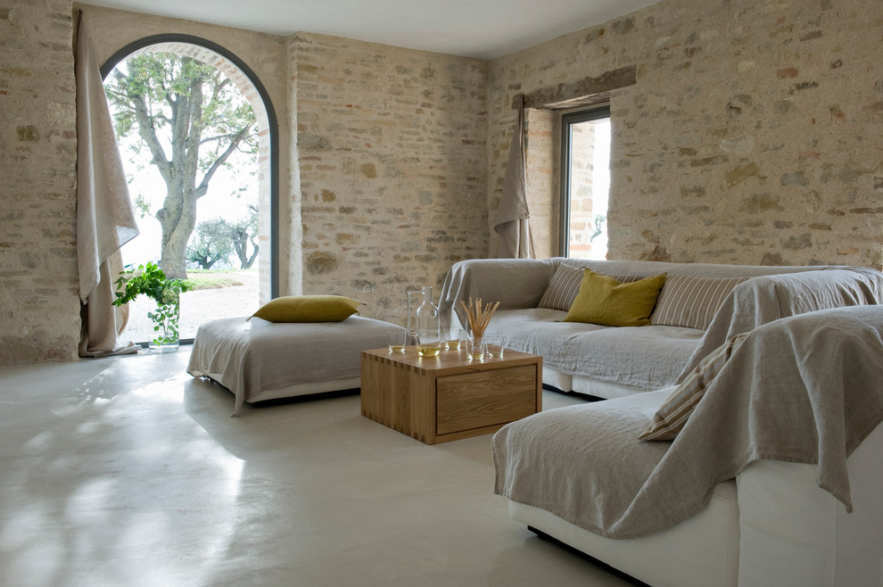 Imagen de salón para visitas cerrado campestre grande sin chimenea y televisor con paredes beige