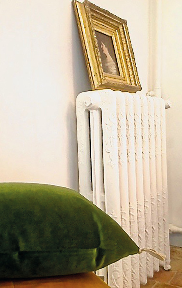 Пример оригинального дизайна: парадная, открытая гостиная комната среднего размера в стиле кантри с белыми стенами, полом из терракотовой плитки и розовым полом