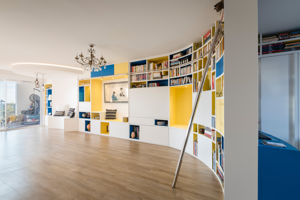 Foto de biblioteca en casa abierta asiática grande sin chimenea con paredes blancas y suelo de madera en tonos medios