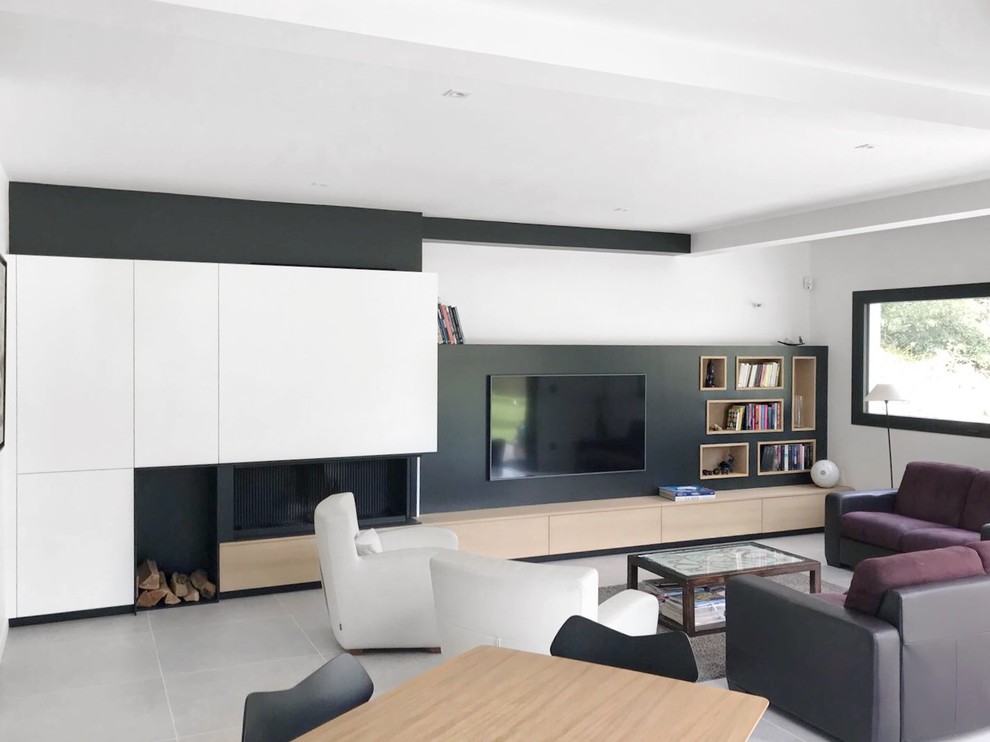 Idéer för stora minimalistiska separata vardagsrum, med en hemmabar, beige väggar, en öppen vedspis, en spiselkrans i trä, en inbyggd mediavägg och grått golv