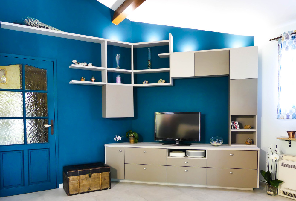 На фото: открытая гостиная комната среднего размера в стиле модернизм с синими стенами, полом из керамической плитки, отдельно стоящим телевизором, серым полом и балками на потолке без камина с