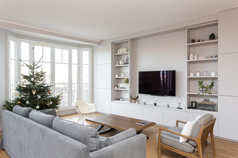 Mittelgroße, Abgetrennte Moderne Bibliothek mit TV-Wand, grauer Wandfarbe, hellem Holzboden und braunem Boden in Paris