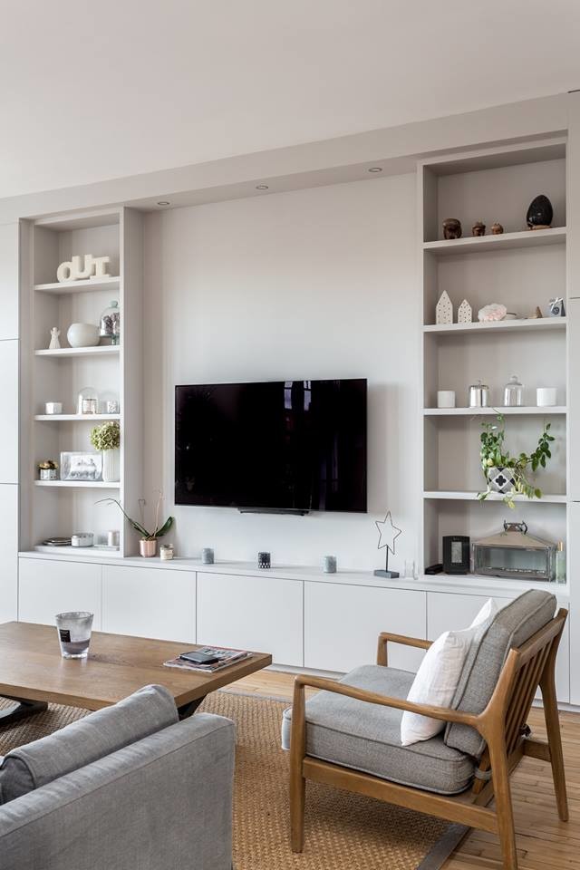 Стильный дизайн: изолированная гостиная комната среднего размера в стиле модернизм с с книжными шкафами и полками, телевизором на стене, серыми стенами, светлым паркетным полом и коричневым полом - последний тренд