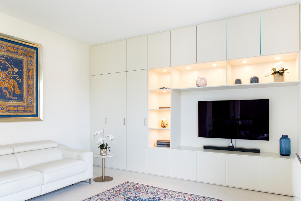 Свежая идея для дизайна: большая гостиная комната:: освещение в современном стиле с белыми стенами и телевизором на стене - отличное фото интерьера