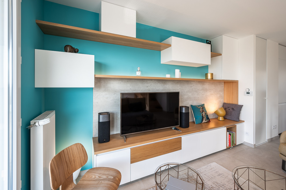 Cette image montre un grand salon ouvert avec un mur bleu, parquet clair, aucune cheminée, un téléviseur indépendant et un sol beige.