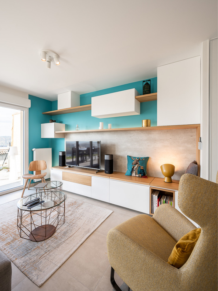 Cette photo montre un grand salon ouvert avec un mur bleu, parquet clair, aucune cheminée, un téléviseur indépendant et un sol beige.