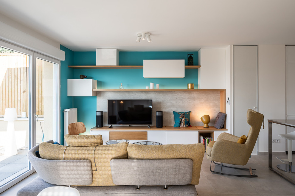 Источник вдохновения для домашнего уюта: большая открытая гостиная комната с синими стенами, темным паркетным полом, отдельно стоящим телевизором и коричневым полом без камина
