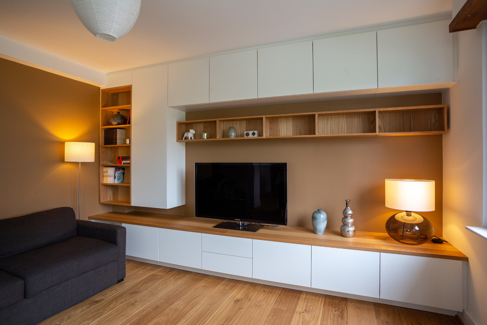 Immagine di un soggiorno contemporaneo di medie dimensioni con pareti marroni, parquet chiaro e TV autoportante