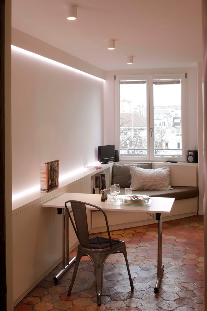 Foto di un piccolo soggiorno contemporaneo aperto con pareti bianche e pavimento in terracotta