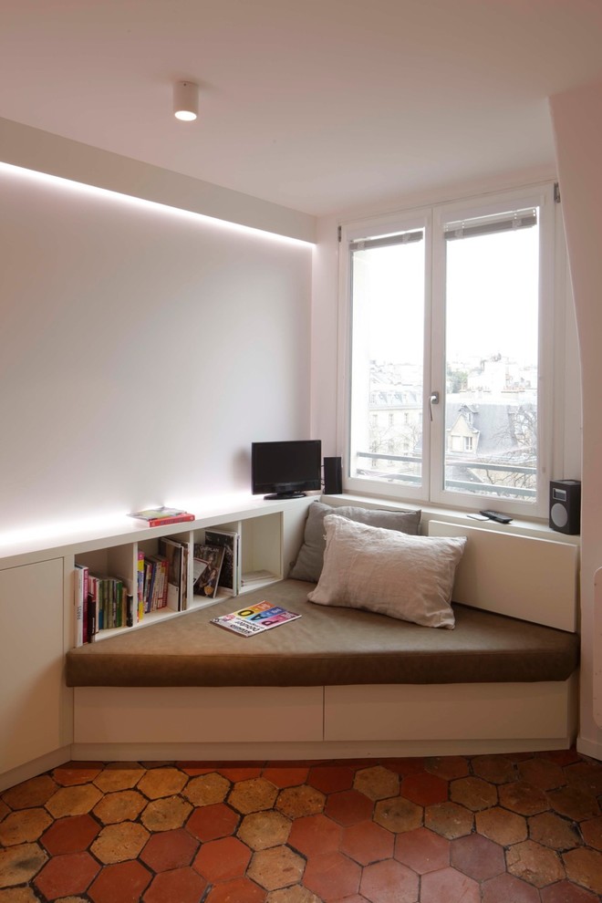 Kleines, Offenes Modernes Wohnzimmer mit weißer Wandfarbe und Terrakottaboden in Paris