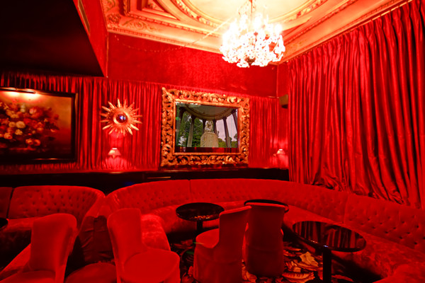 Inredning av ett klassiskt mellanstort separat vardagsrum, med en hemmabar, röda väggar, heltäckningsmatta, en dold TV och svart golv