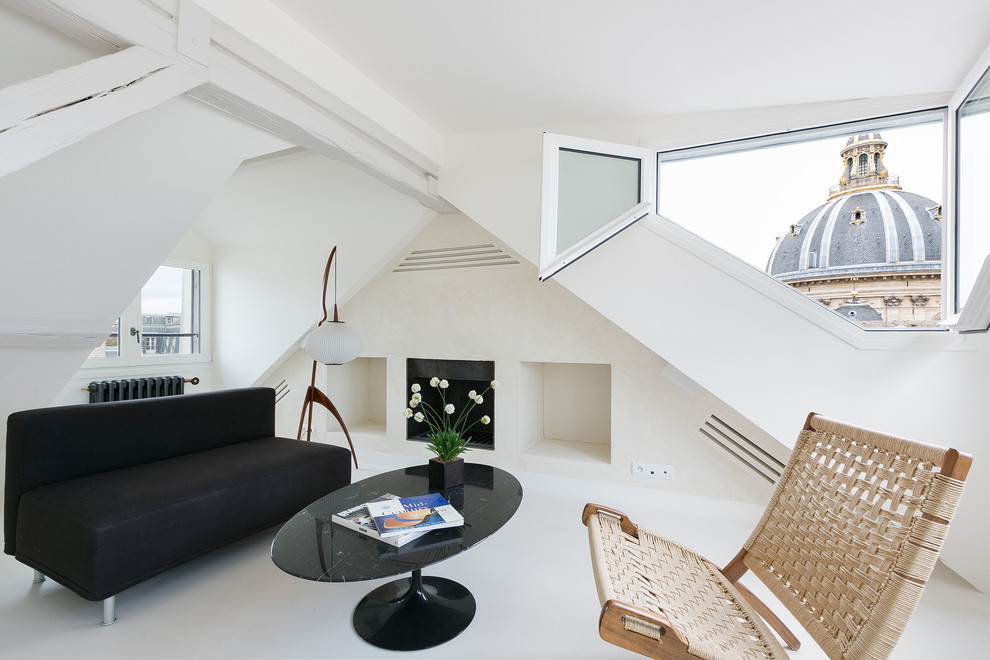 Пример оригинального дизайна: гостиная комната среднего размера в стиле модернизм с белыми стенами и стандартным камином без телевизора