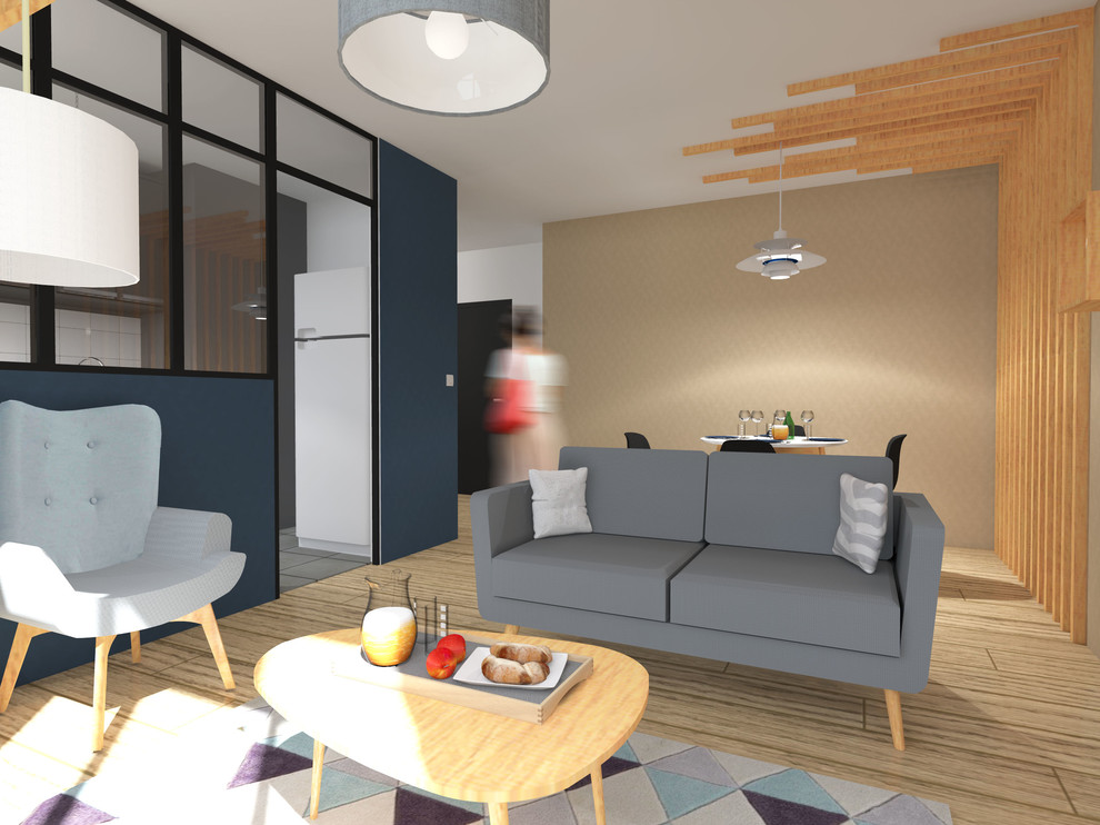 Immagine di un piccolo soggiorno design aperto con pareti beige, parquet chiaro e pavimento beige