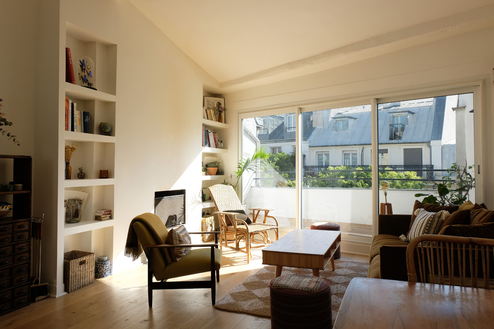 Idee per un soggiorno minimal di medie dimensioni con pareti beige, parquet chiaro, camino classico e pavimento beige