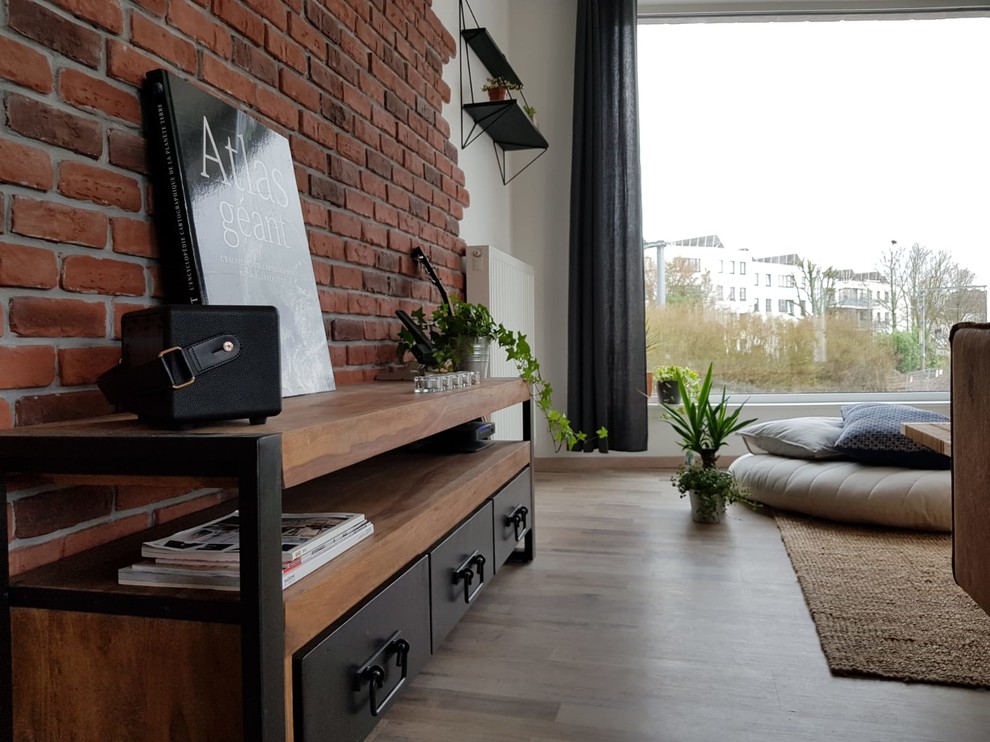 Mittelgroßes, Abgetrenntes Industrial Wohnzimmer ohne Kamin mit brauner Wandfarbe und hellem Holzboden in Brüssel