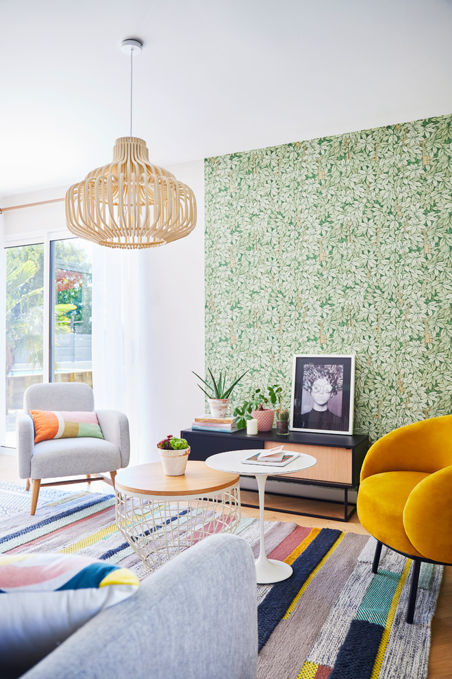 Стильный дизайн: открытая гостиная комната среднего размера в стиле фьюжн с светлым паркетным полом и разноцветными стенами без камина, телевизора - последний тренд