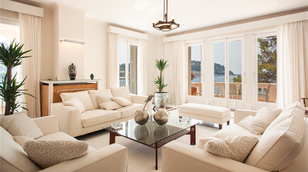 Großes, Repräsentatives, Fernseherloses, Abgetrenntes Klassisches Wohnzimmer ohne Kamin mit weißer Wandfarbe und Teppichboden in Nizza