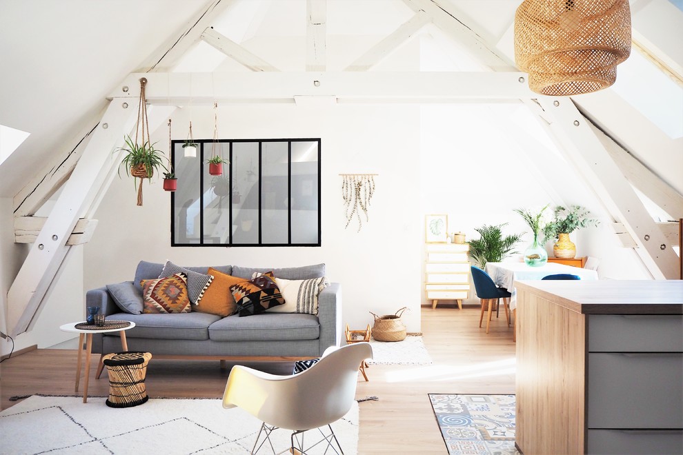Immagine di un soggiorno scandinavo aperto con sala formale, pareti bianche, parquet chiaro e pavimento beige