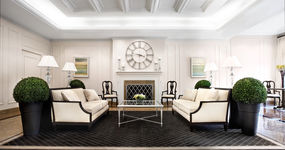 Réalisation d'un salon tradition de taille moyenne avec une salle de réception, un mur beige et un sol en marbre.