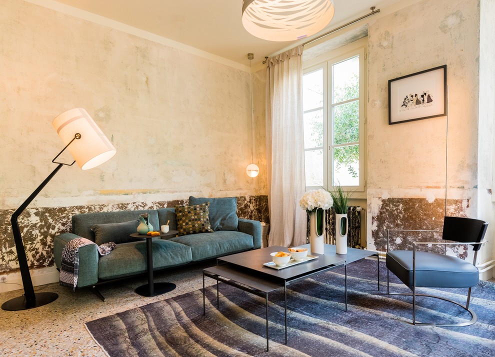 Idee per un soggiorno mediterraneo con pareti beige e pavimento multicolore